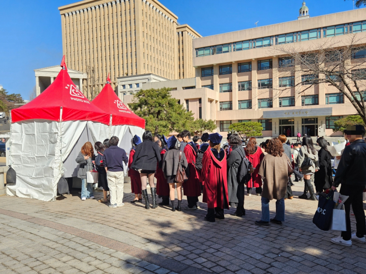 25일 오후 서울 동대문구 경희대학교 정문 인근 모습. 인생네컷 부스에 사진을 찍으려는 사람들이 줄이 이어졌다./사진=박상혁 기자.