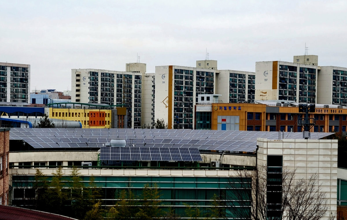 광명시보건소 지붕 위 설치된 약 96kW 규모의 태양광 패널/사진=권다희 기자