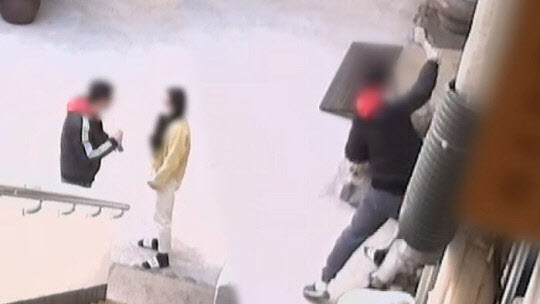 2023년 3월2일 30대 남성 A씨가 헤어진 여자친구 B씨 직장에 찾아가 흉기를 휘두르는 모습. /사진 = SBS '그것이 알고싶다' 갈무리