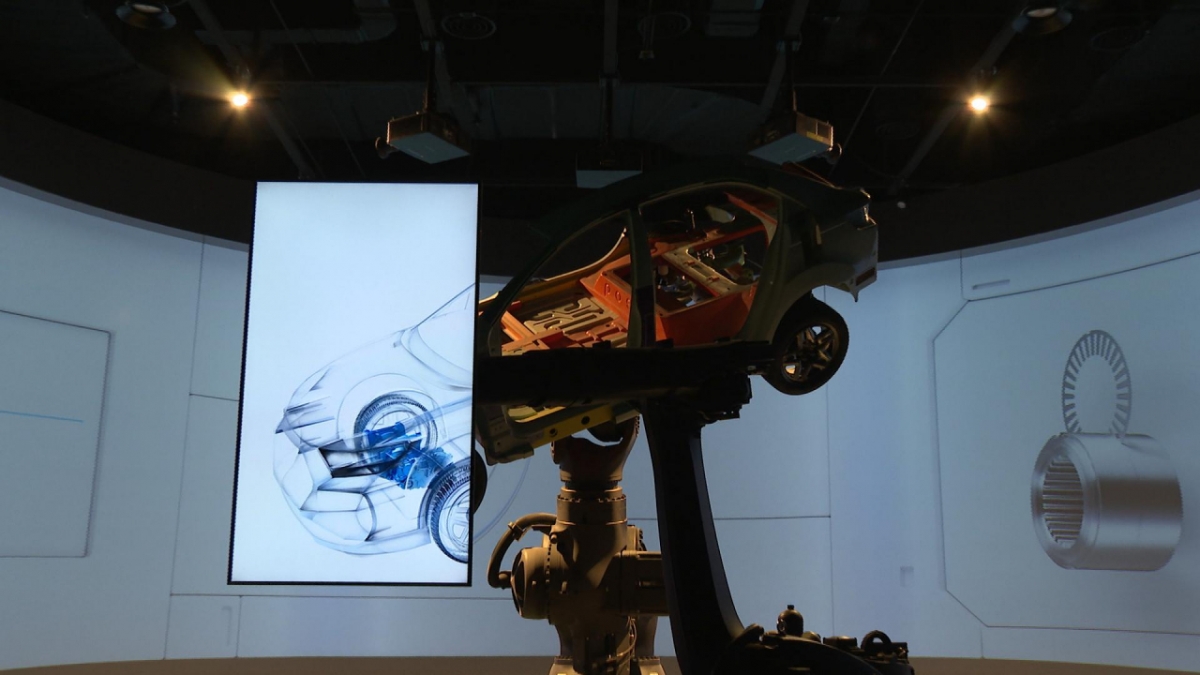 Park1538광양 제품전시존에 하이퍼노(무방향성 전기강판)가 적용된 자동차 모형이 전시돼 있다./사진제공=포스코