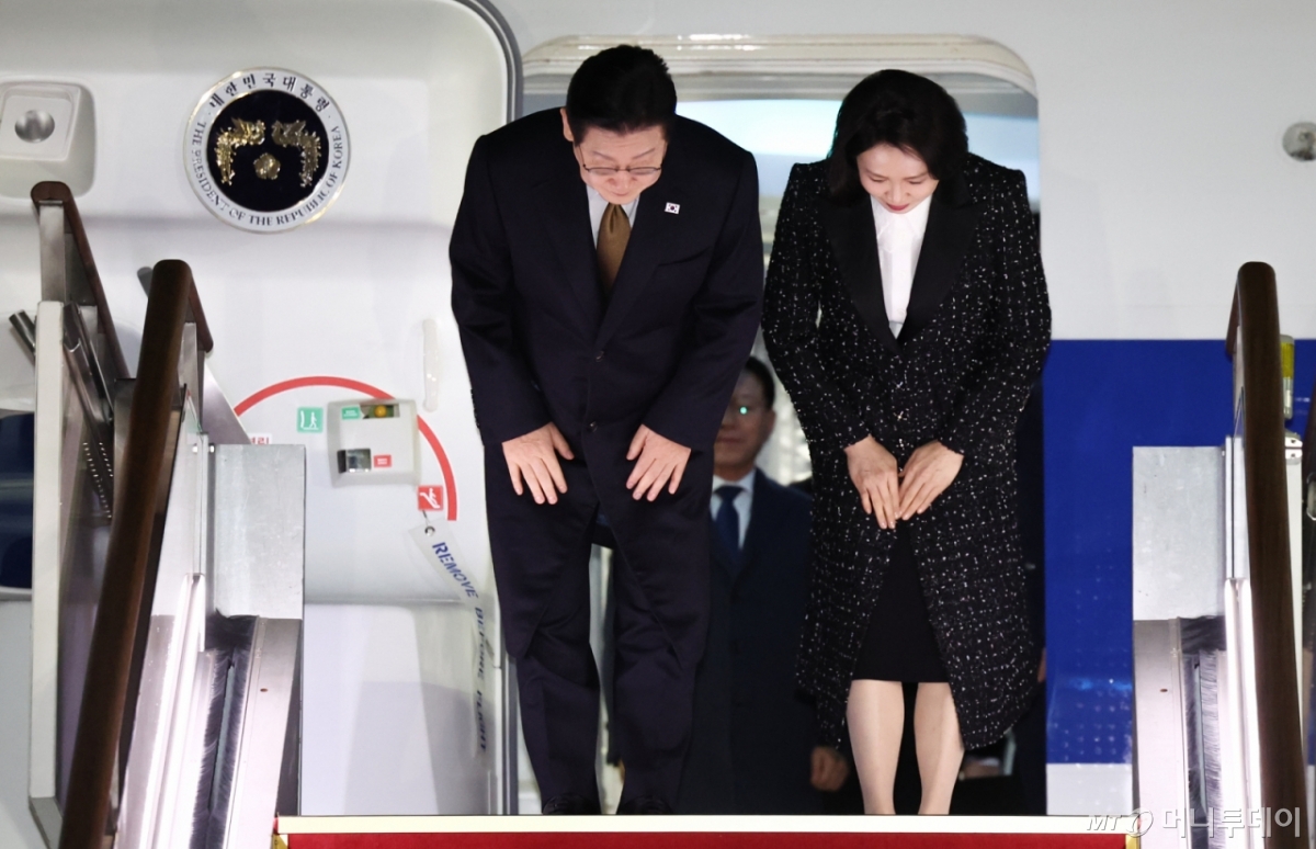 (성남=뉴스1) 이재명 기자 = 일본 순방 일정을 마친 이재명 대통령과 김혜경 여사가 14일 경기 성남 서울공항에 도착해 환영객들에게 인사하고 있다. 2026.1.14/뉴스1 Copyright © 뉴스1. All rights reserved. 무단 전재 및 재배포, AI학습 이용 금지. /사진=(성남=뉴스1) 이재명 기자