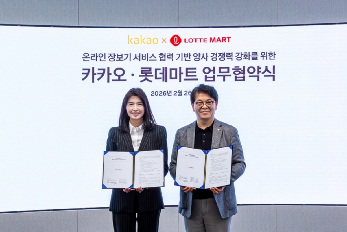 26일 경기 성남시 카카오 판교아지트에서 차우철 롯데마트·슈퍼 대표(오른쪽)와 정신아 카카오 대표이사(왼쪽)가 '롯데마트-카카오, 온라인 장보기 경쟁력 강화를 위한 전략적 업무협약(MOU)'를 맺었다./사진제공=롯데마트