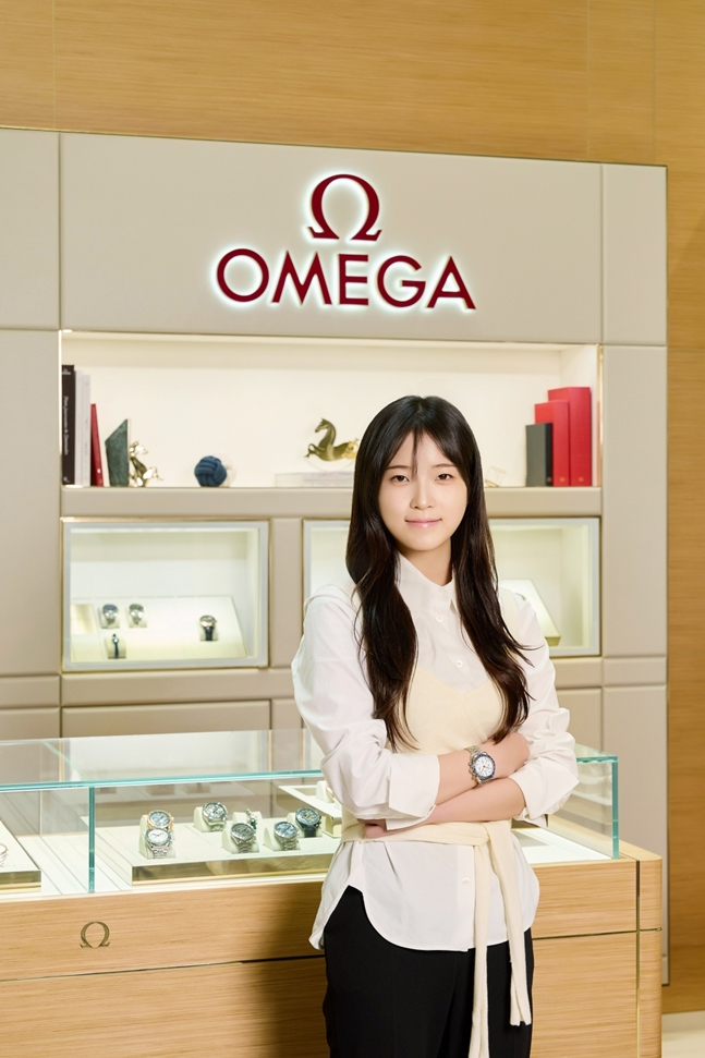 시계를 전달 받은 최가온. /사진=오메가