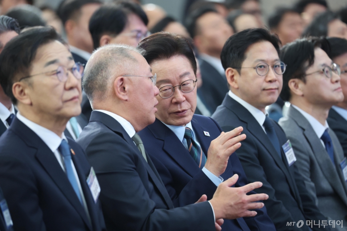 (군산=뉴스1) 이재명 기자 = 이재명 대통령이 27일 전북 군산시 새만금 컨벤션센터에서 열린 새만금 로봇·수소·AI 시티 투자협약식에서 정의선 현대자동차 회장과 대화를 하고 있다. 2026.2.27/뉴스1 Copyright © 뉴스1. All rights reserved. 무단 전재 및 재배포, AI학습 이용 금지. /사진=(군산=뉴스1) 이재명 기자