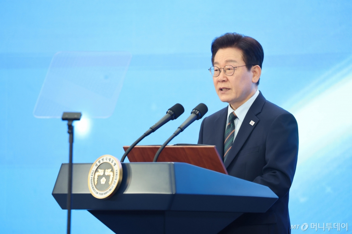 (군산=뉴스1) 이재명 기자 = 이재명 대통령이 27일 전북 군산시 새만금 컨벤션센터에서 열린 새만금 로봇·수소·AI 시티 투자협약식에서 축사를 하고 있다. 2026.2.27/뉴스1 Copyright © 뉴스1. All rights reserved. 무단 전재 및 재배포, AI학습 이용 금지. /사진=(군산=뉴스1) 이재명 기자