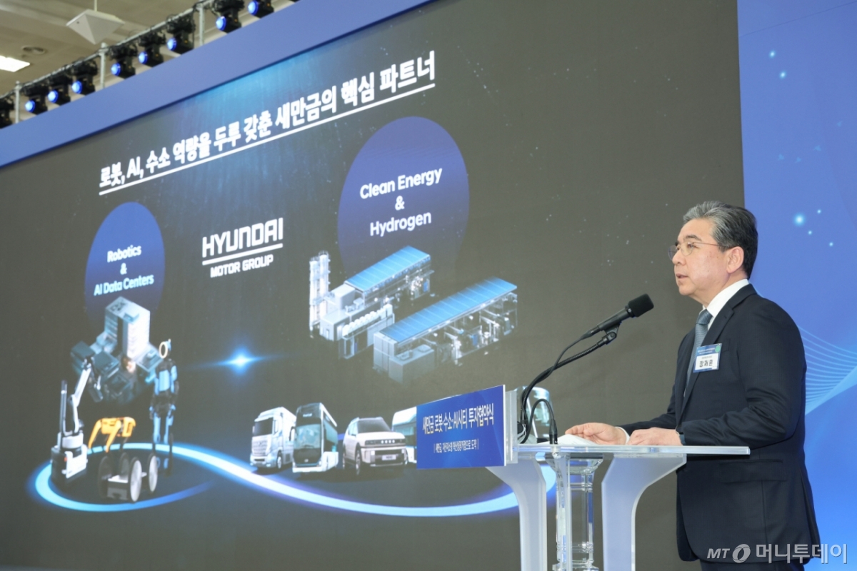 (군산=뉴스1) 이재명 기자 = 장재훈 현대차그룹 부회장이 27일 전북 군산시 새만금 컨벤션센터에서 열린 새만금 로봇·수소·AI 시티 투자협약식에서 새만금 미래 전략사업 투자계획을 발표하고 있다. 2026.2.27/뉴스1 Copyright © 뉴스1. All rights reserved. 무단 전재 및 재배포, AI학습 이용 금지. /사진=(군산=뉴스1) 이재명 기자