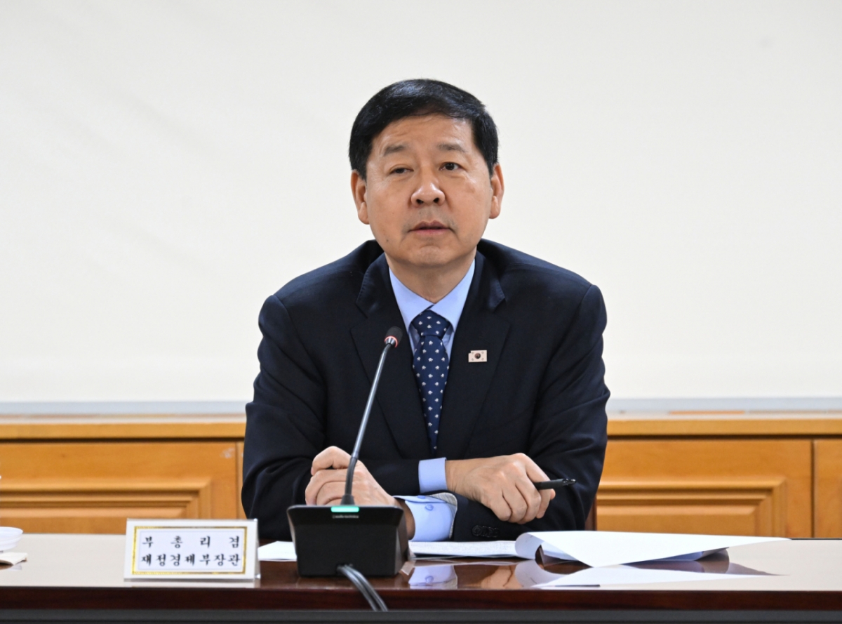 구윤철 부총리 겸 재정경제부 장관이 27일 서울 중구 은행연합회에서 열린 시장상황점검회의를 주재하고 있다./사진제공=재경부