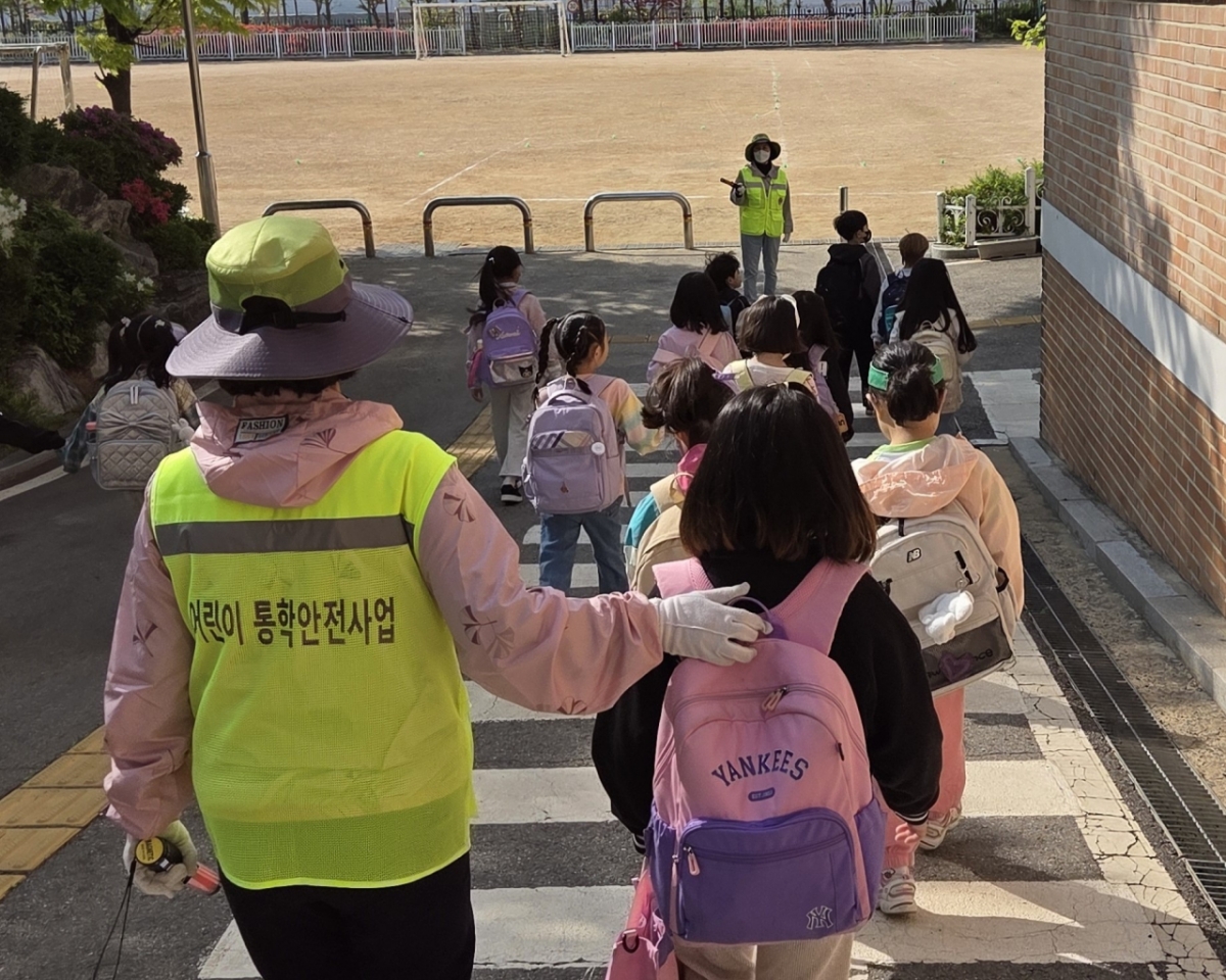 초등학교 학생들이 워킹스쿨버스 안전지도사와 함께 등교하고 있다./사진제공=부천시