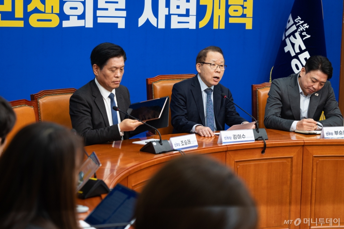 김이수 더불어민주당 중앙당 공천관리위원장이 27일 서울 여의도 국회에서 1차 공천 심사 결과를 발표하고 있다. 더불어민주당 중앙당 공천관리위원회는 이날 6.3 지방선거 1호 공천으로 강원특별자치도지사 후보에 우상호 전 청와대 정무수석을 단수공천한다고 밝혔다./사진=뉴스1