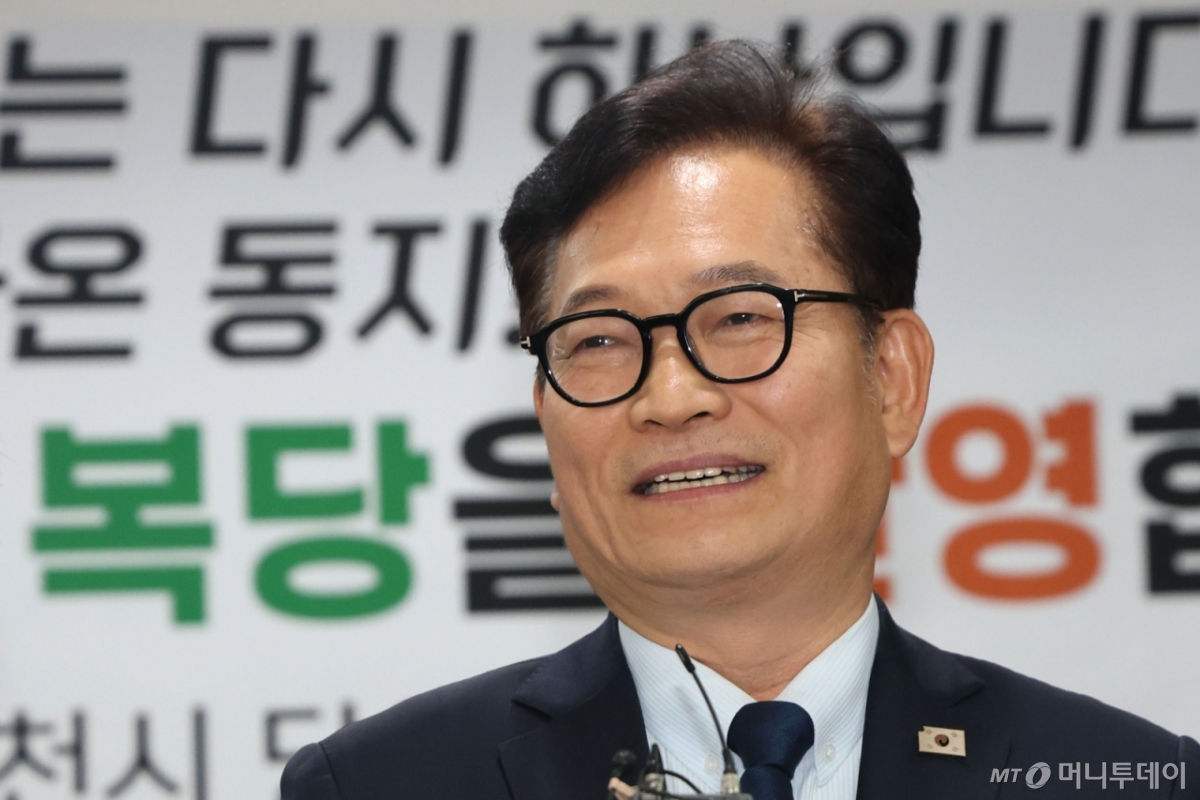 (인천=뉴스1) 이광호 기자 = 송영길 전 더불어민주당 대표가 20일 오후 인천 남동구 더불어민주당 인천시당을 찾아 복당 신청서를 제출한뒤 소회를 밝히고 있다. 2026.2.20/뉴스1 Copyright © 뉴스1. All rights reserved. 무단 전재 및 재배포, AI학습 이용 금지. /사진=(인천=뉴스1) 이광호 기자