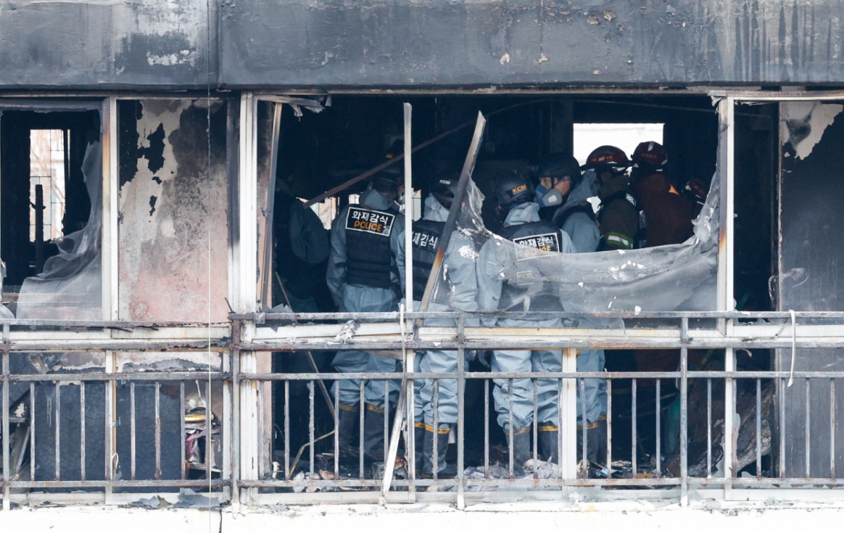 지난 24일 오전 서울 강남구 은마아파트에서 경찰, 소방 관계자들이 화재 원인 조사를 위해 합동 감식을 하고 있다. 소방당국에 따르면 이날 오전 6시18분쯤 발생한 화재로 10대 여성 1명이 숨지고 3명이 다쳤다. /사진=뉴스1