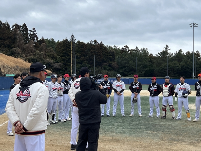 장원진 감독을 중심으로 미팅을 진행하고 있다. /사진=울산 웨일즈