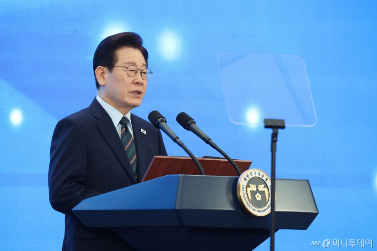 (군산=뉴스1) 이재명 기자 = 이재명 대통령이 27일 전북 군산시 새만금 컨벤션센터에서 열린 새만금 로봇·수소·AI 시티 투자협약식에서 축사를 하고 있다. 2026.2.27/뉴스1 Copyright © 뉴스1. All rights reserved. 무단 전재 및 재배포, AI학습 이용 금지. /사진=(군산=뉴스1) 이재명 기자