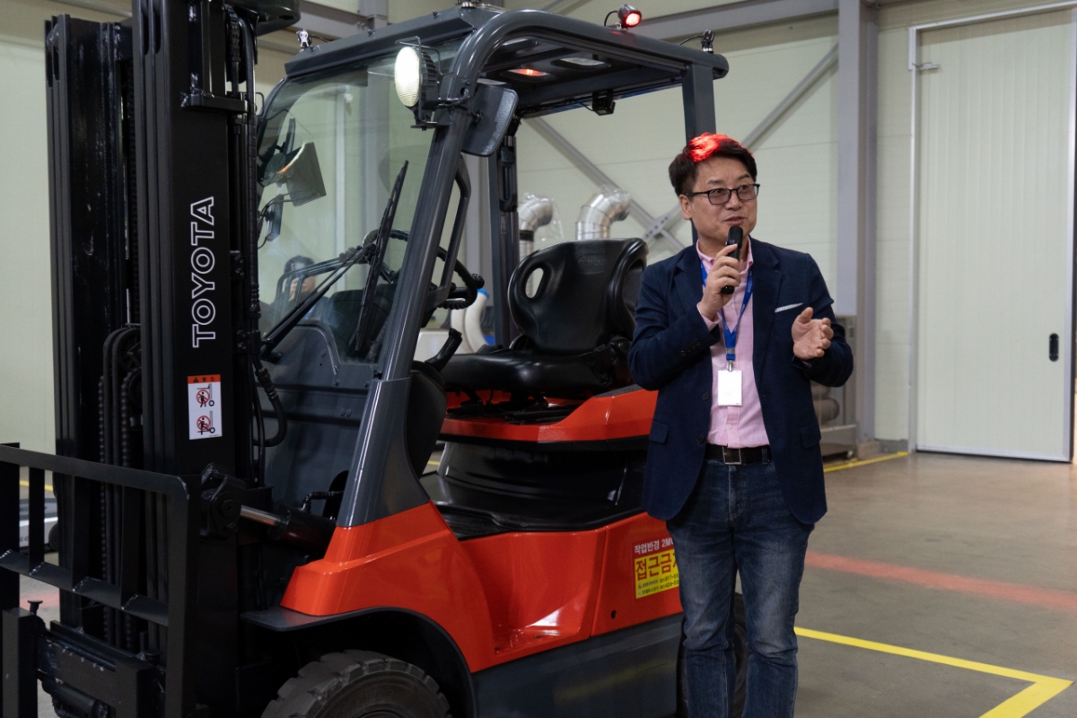 삼성로지피아는 여러 지게차들에 자체 개발한 '지게차 스마트 안전장치'를 탑재해 공급하고 있다. 작업 위험 반경을 빨간 불빛으로 가시화하고 불빛 안에 사람 등의 움직임이 탐지되면 경고음이 울린다. 해당 지게차를 설명하고 있는 유흥식 로지피아 대표. /사진제공=메인비즈협회