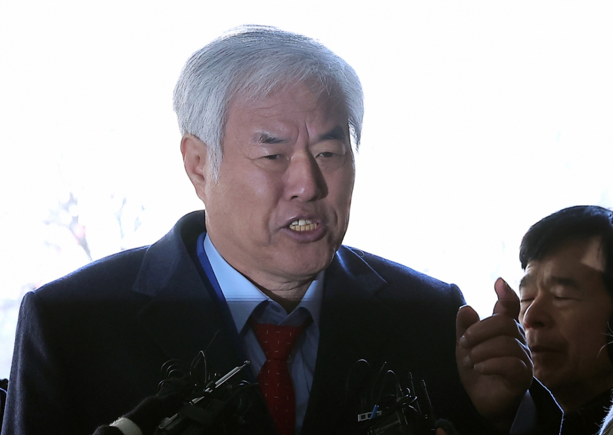 서부지법 난동 사태를 선동한 혐의를 받고 있는 전광훈 사랑제일교회 목사가 지난달 13일 서울 마포구 서울서부지방법원에서 열린 구속 전 피의자 심문(영장실질심사)에 출석하며 취재진의 질문에 답하고 있다. 전 목사는 신앙심을 내세워 심리적 지배(가스라이팅)를 하고 측근과 보수 유튜버들에게 자금을 지원해 지난해 1월 19일 시위대의 서부지법 난입을 부추긴 혐의를 받는다. /사진=뉴스1. /사진=(서울=뉴스1) 김성진 기자