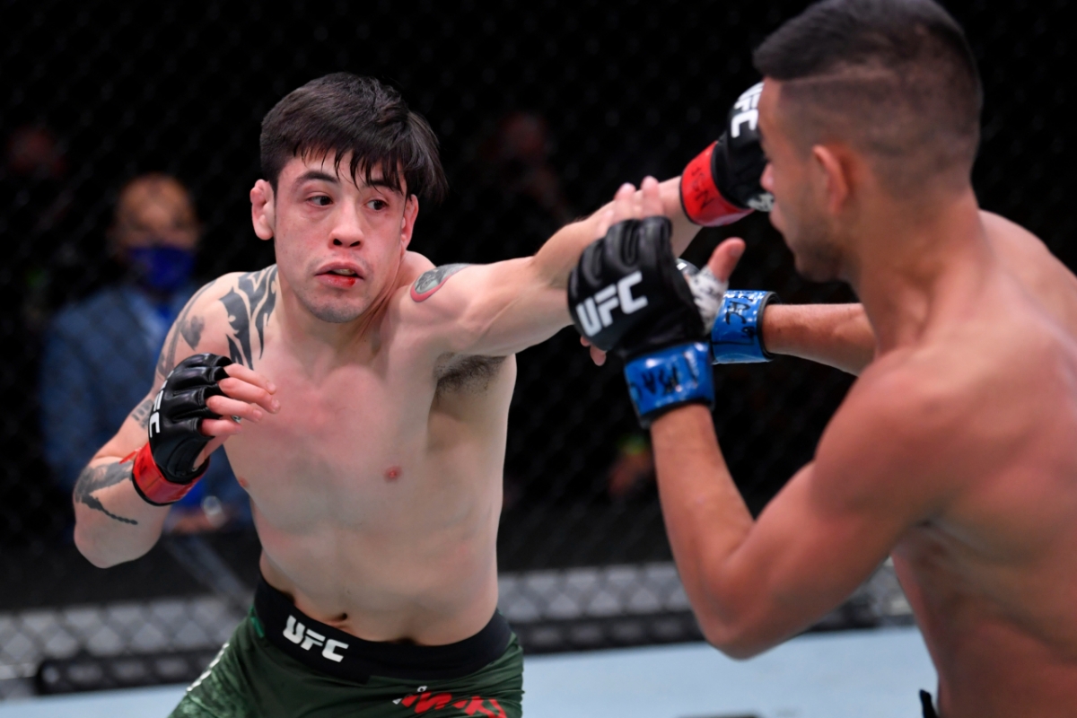 모레노(왼쪽)가 잽을 날리고 있다. /사진=UFC 제공