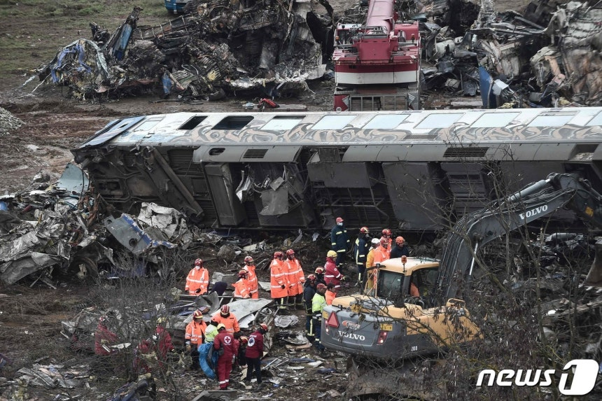 2023년 3월1일 그리스 중부 테살리아주 라리사에서 열차 충돌 사고로 객차가 탈선한 모습. /AFP=뉴스1