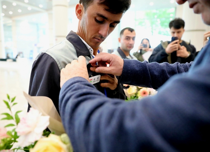 ▲지난해 10월 22일 인천국제공항에서 타지키스탄 고용허가제 외국인 근로자(E-9)의 최초 입국을 기념해 직접 지은 한글 이름표 달아주기 행사가 열리고 있다./사진제공= 한국산업인력공단  