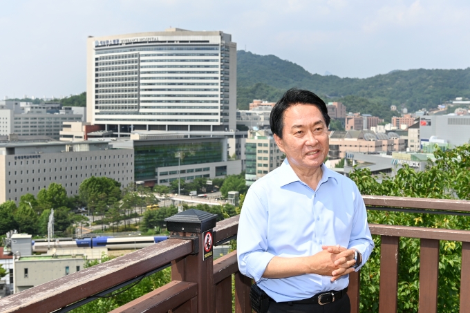 ▲이성헌 서대문구청장이 지난해 6월 17일 서대문구 창천동 바람산어린이공원에서 경의선 지하화 계획에 대해 설명하고 있다./사진제공=서대문구