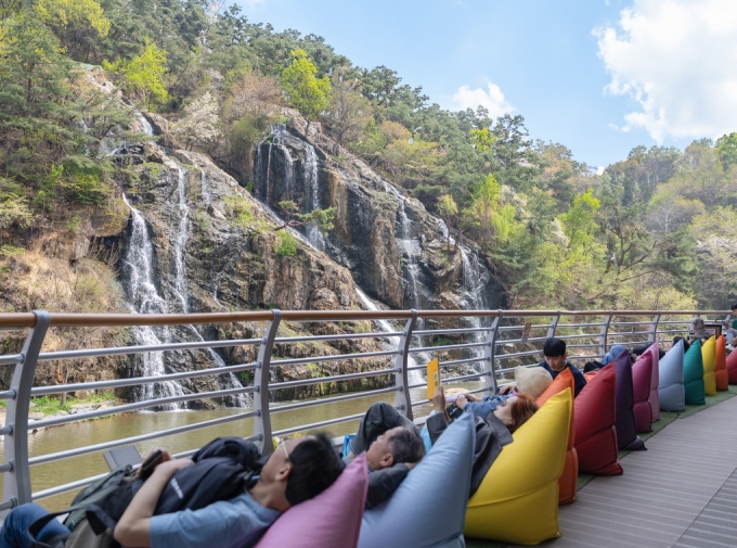 ▲홍제폭포를 조망할 수 있는 '폭포카페'에서 휴식을 취하는 시민들/사진제공=서대문구