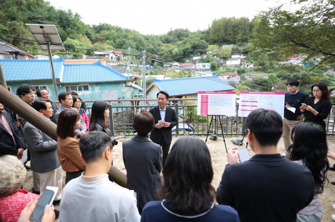 ▲지난해 10월 14일 이성헌 서대문구청장이 개미마을 프레스 투어를 진행했다./사진제공=서대문구