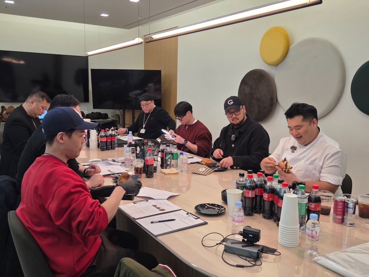 멜팅소울의 공동창립자인 가수 김태우, 이원일 셰프를 포함한 7인의 전문 심사위원이 예선 진출팀이 만든 버거를 심사하고 있는 모습./사진=차현아 기자. 