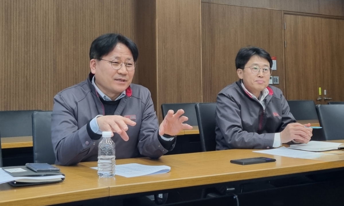 25일 오후 대전 금호석유화학 중앙연구소. 해당 연구소 고무연구랩에서 SSBR(솔루션 스티렌부타디엔고무) 프로덕트 마스터를 맡고 있는 고재영 수석연구원(왼쪽)과 같은 랩의 조한정 수석연구원./사진제공=금호석유화학