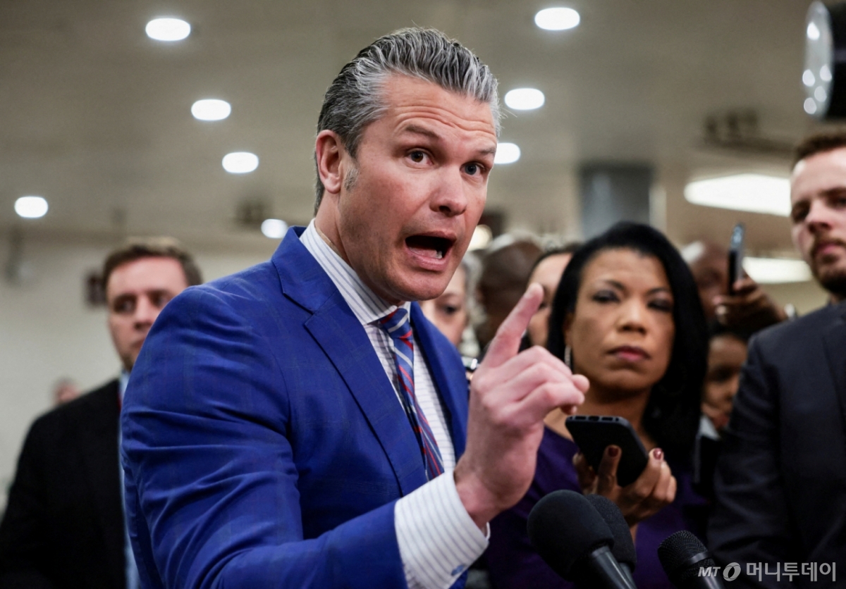 (워싱턴DC 로이터=뉴스1) 이정환 기자 = 7일(현지시간) 피트 헤그세스 미국 국방장관 워싱턴DC에서 의원들을 대상으로 베네수엘라 상황에 대한 브리핑을 진행하고 있다. 2026.01.07. ⓒ 로이터=뉴스1 Copyright © 뉴스1. All rights reserved. 무단 전재 및 재배포,  AI학습 이용 금지. /사진=(워싱턴DC 로이터=뉴스1) 이정환 기자