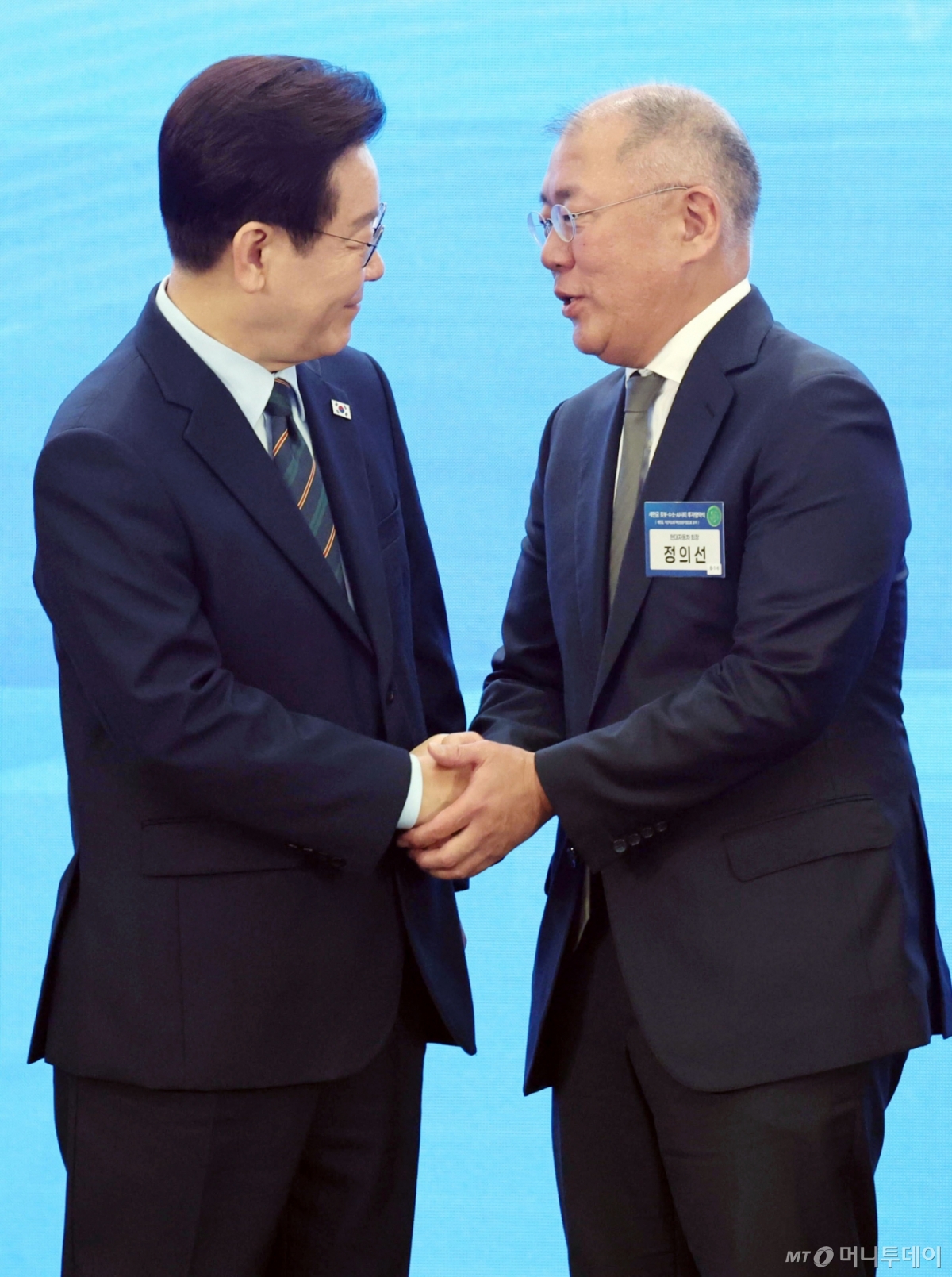 [군산=뉴시스] 최동준 기자 = 이재명 대통령이 27일 전북 군산 새만금컨벤션센터에서 열린 '새만금 로봇·수소·AI시티 투자협약식'에서 기념촬영을 마친 뒤 정의선 현대자동차그룹 회장과 악수하고 있다. (청와대통신사진기자단) 2026.02.27. photocdj@newsis.com /사진=
