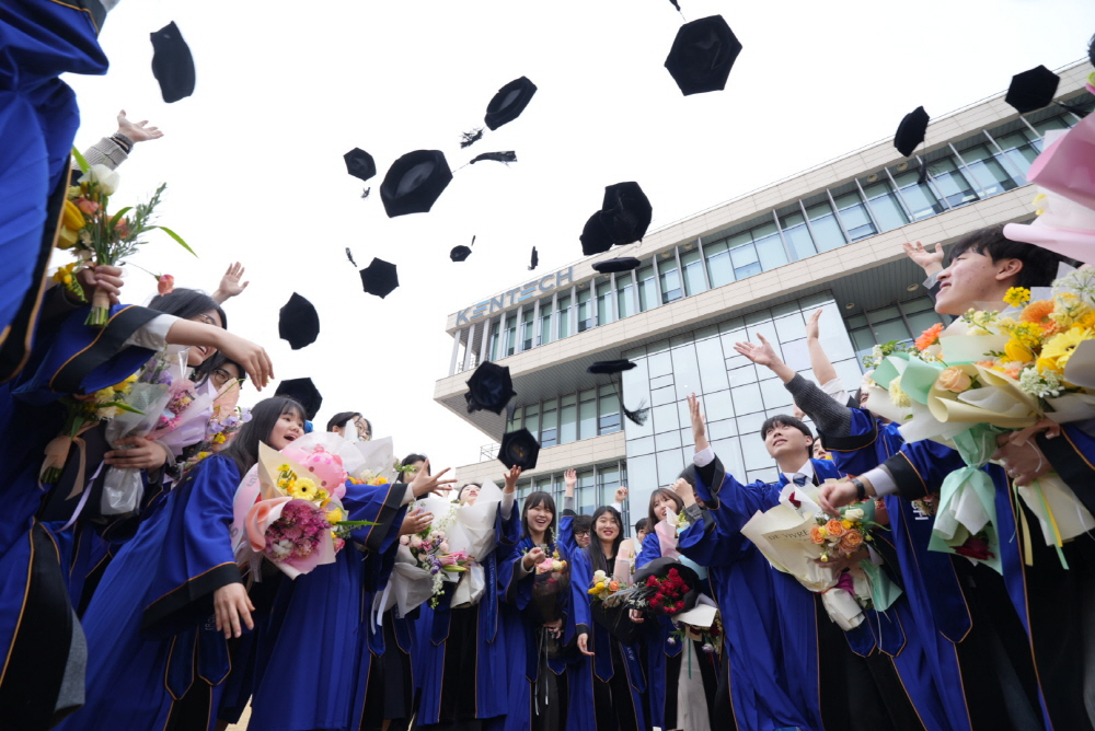 학위 수여식 이후 학사모를 던지는 켄택 졸업생들/사진제공=한국에너지공과대학교