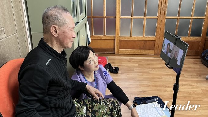 ▲조길명씨가 비대면 진료를 받고 있는 모습. 태블릿PC 화상 통화를 활용해 진료를 보고 있다./사진=신재은 기자