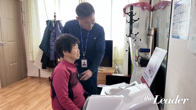 ▲스마트 헬스케어 기기로 스마트 청진 측정을 하고 있는 어르신/사진=신재은 기자
