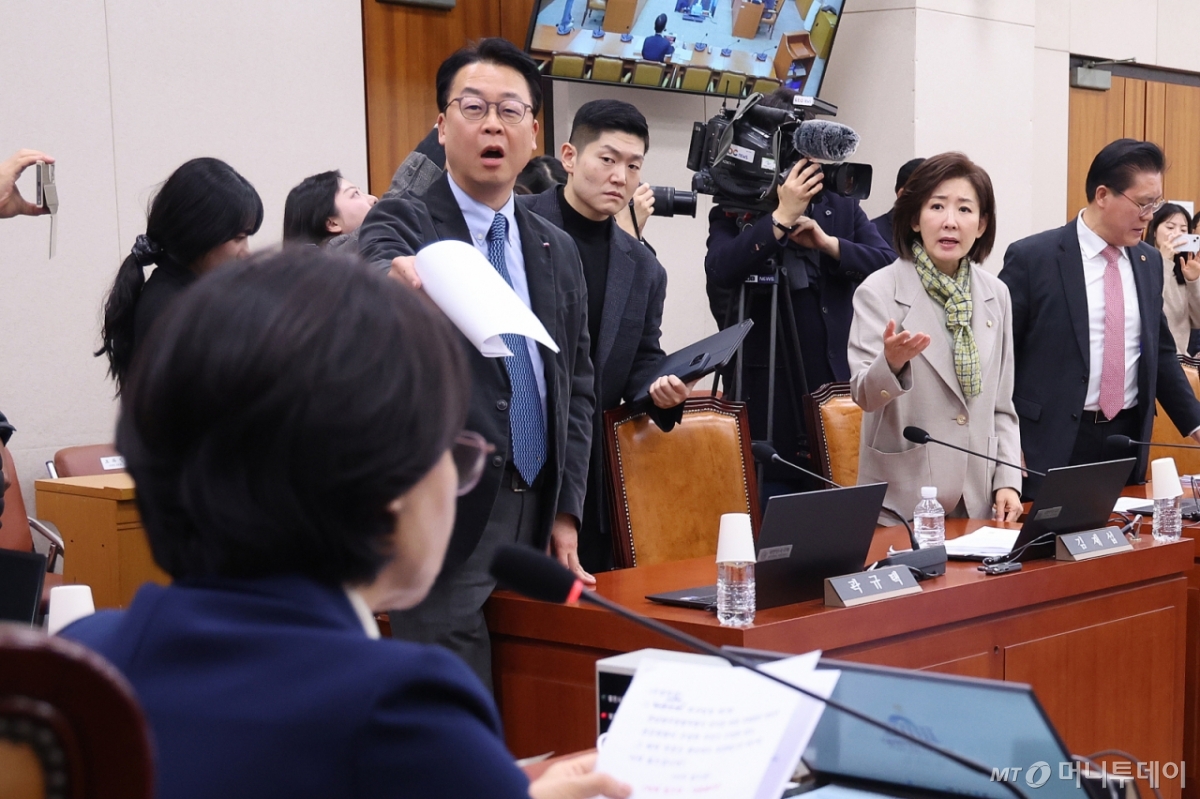 (서울=뉴스1) 신웅수 기자 = 국민의힘 의원들이 24일 서울 여의도 국회에서 열린 법제사법위원회 전체회의에서 전남광주통합특별시 설치를 위한 특별법안(대안)에 대한 거수 표결이 진행되자 추미애 위원장에게 항의하고 있다. 2026.2.24/뉴스1 Copyright © 뉴스1. All rights reserved. 무단 전재 및 재배포, AI학습 이용 금지. /사진=(서울=뉴스1) 신웅수 기자