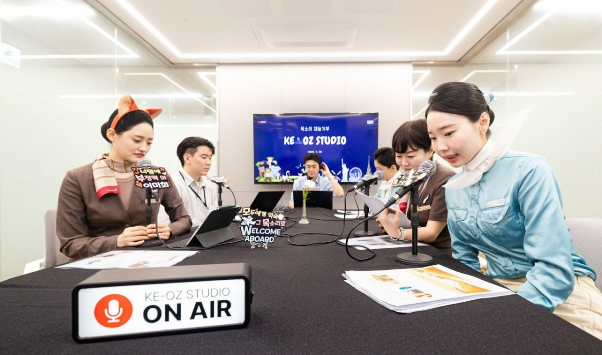 지난해 8월 대한항공과 아시아나항공 임직원이 목소리 기부 행사 'KE-OZ STUDIO'에 참여했다./사진=대한항공 