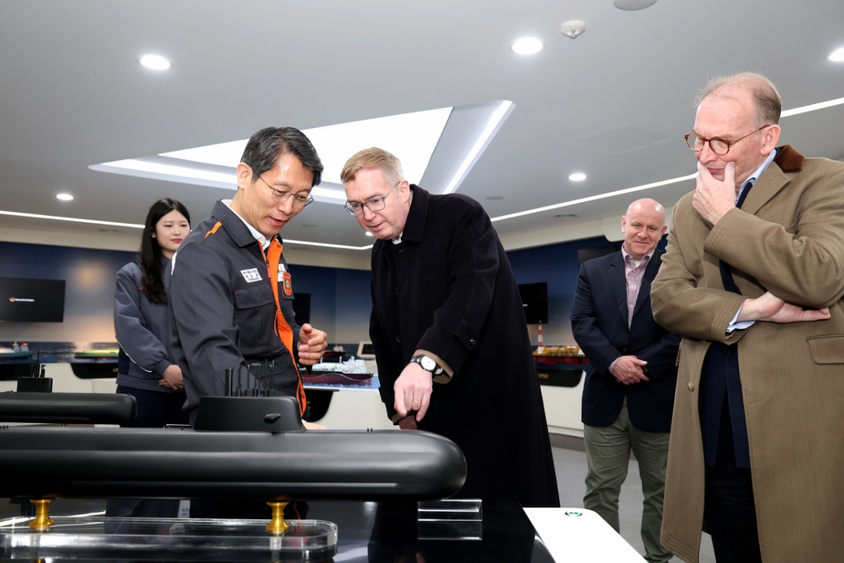 27일 한화오션 거제사업장을 방문한 콜린 크룩스(Colin Crooks) 주한 영국 대사(가운데)가 정승균 한화오션 특수선해외사업단장으로부터 CPSP 사업에 제안한 장보고-III 배치-II 잠수함 모형에 대한 설명을 듣고 있다/사진제공=한화오션