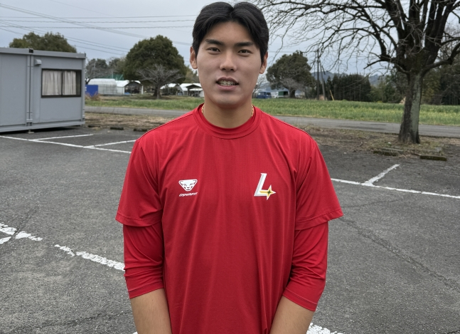 SSG 랜더스 윤태현이 일본 미야자키 아이비 야구장에서 열린 2차 스프링캠프에서 구단과 인터뷰를 하고 있다. /사진=SSG 랜더스 제공