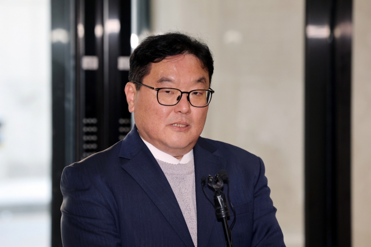 쿠팡 사건을 무혐의 처분하도록 외압을 행사한 의혹을 받는 엄희준 광주고검 검사가 27일 오후 서울 서초구 쿠팡 수사 무마·퇴직금 미지급 의혹을 수사하는 안권섭 특별검사팀 사무실 빌딩에서 기소 처분에 대한 입장을 밝히고 있다. /사진=배훈식