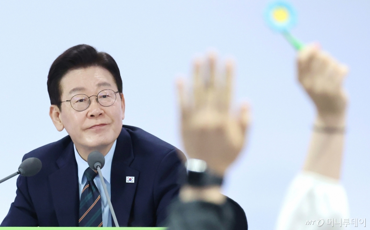 [전주=뉴시스] 최동준 기자 = 이재명 대통령이 27일 전북 전주시 전북대학교에서 열린 '전북의 마음을 듣다' 타운홀 미팅 간담회에서 질문을 받고 있다. (청와대통신사진기자단) 2026.02.27. photocdj@newsis.com /사진=