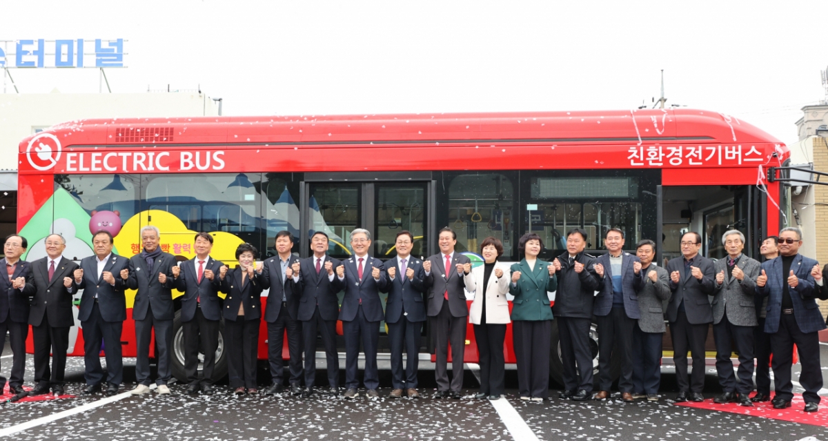 박완수 경남도지사(왼쪽에서 10번째) 등 참석자들이 의령군 공영제 버스인 빵빵버스 운행을 축하하고 있다./사진제공=경남도