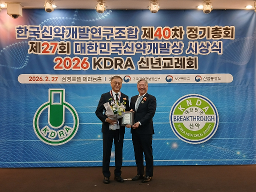 이성욱 알지노믹스 대표(왼쪽)가 27일 열린 과학기술정보통신부 장관 표창 수상식에서 사진 촬영을 하고 있다. /사진제공=알지노믹스