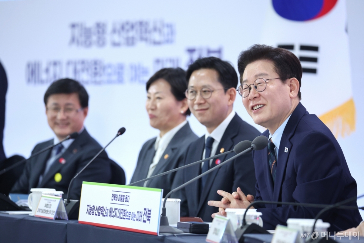 (전주=뉴스1) 이재명 기자 = 이재명 대통령이 27일 전북 전주시 전북대학교에서 열린 ’전북의 마음을 듣다’ 타운홀미팅 간담회에서 발언을 하고 있다. 2026.2.27/뉴스1  Copyright © 뉴스1. All rights reserved. 무단 전재 및 재배포,  AI학습 이용 금지. /사진=(전주=뉴스1) 이재명 기자