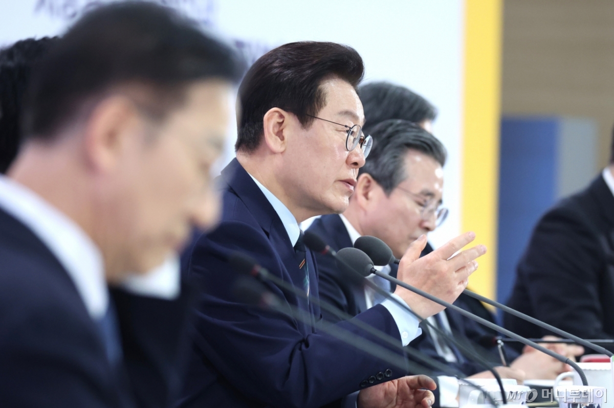 (전주=뉴스1) 이재명 기자 = 이재명 대통령이 27일 전북 전주시 전북대학교에서 열린 ’전북의 마음을 듣다’ 타운홀미팅 간담회에서 발언을 하고 있다. 2026.2.27/뉴스1  Copyright © 뉴스1. All rights reserved. 무단 전재 및 재배포,  AI학습 이용 금지. /사진=(전주=뉴스1) 이재명 기자