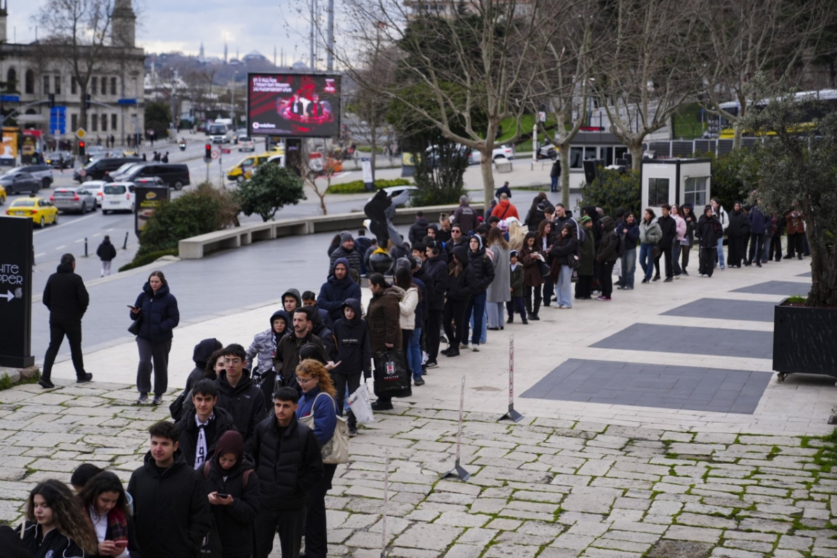 27일 튀르키예 베식타시에서 열린 오현규 유니폼 사인회 참석을 위해 줄을 선 현지 팬들. /사진=풋볼 아나돌루 SNS 캡처