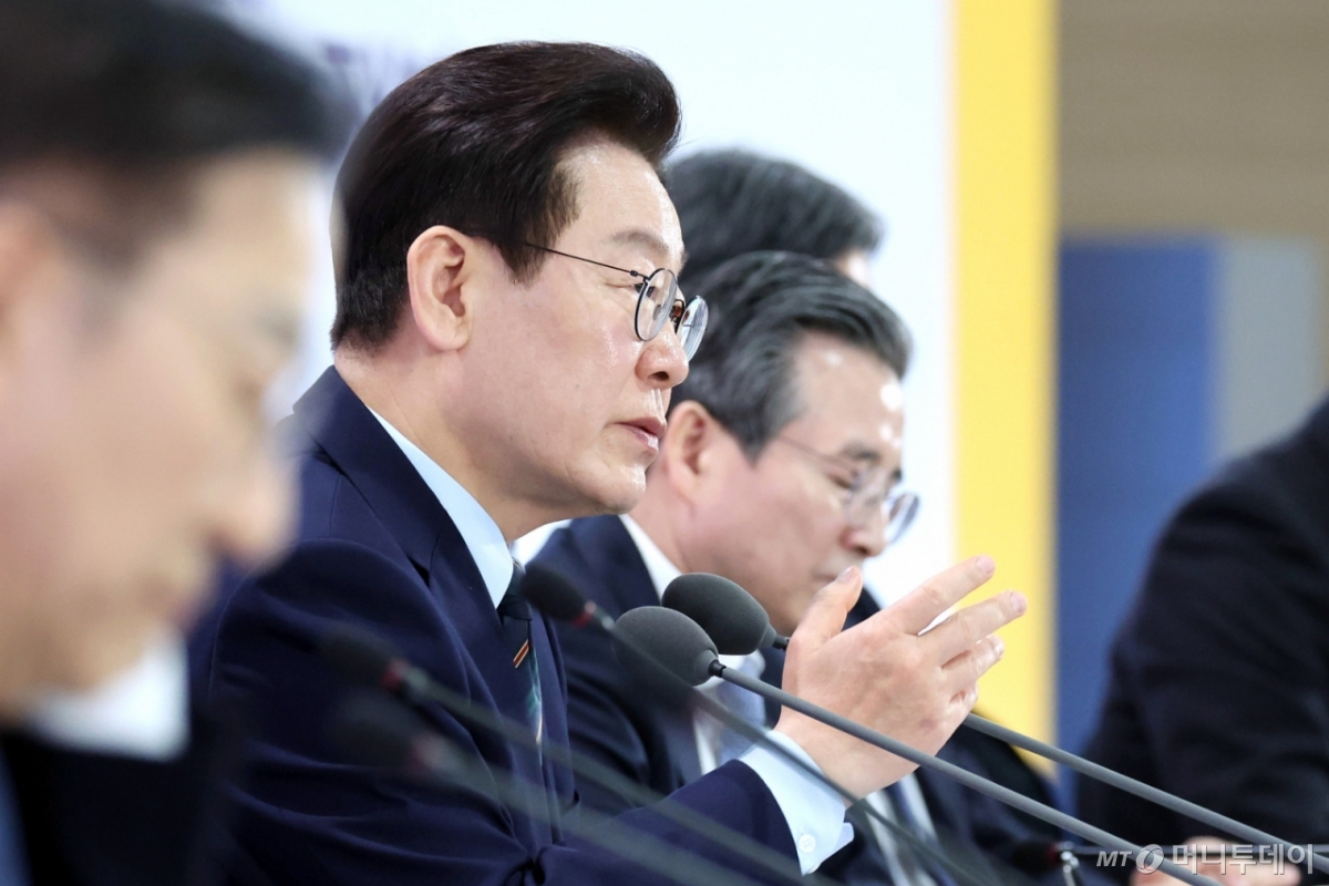 [전주=뉴시스] 최동준 기자 = 이재명 대통령이 27일 전북 전주시 전북대학교에서 열린 '전북의 마음을 듣다' 타운홀 미팅 간담회에서 발언하고 있다. (청와대통신사진기자단) 2026.02.27. photocdj@newsis.com /사진=