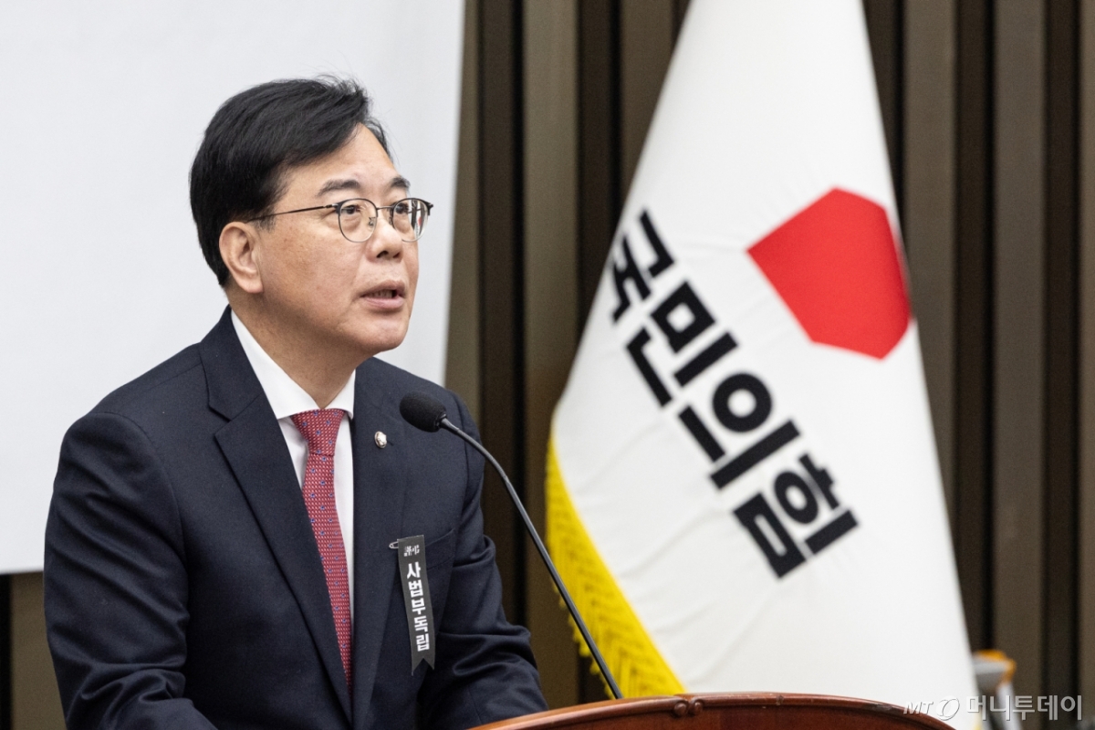 (서울=뉴스1) 이승배 기자 = 송언석 국민의힘 원내대표가 27일 서울 여의도 국회에서 열린 의원총회에서 모두발언하고 있다. 2026.2.27/뉴스1 Copyright © 뉴스1. All rights reserved. 무단 전재 및 재배포, AI학습 이용 금지. /사진=(서울=뉴스1) 이승배 기자