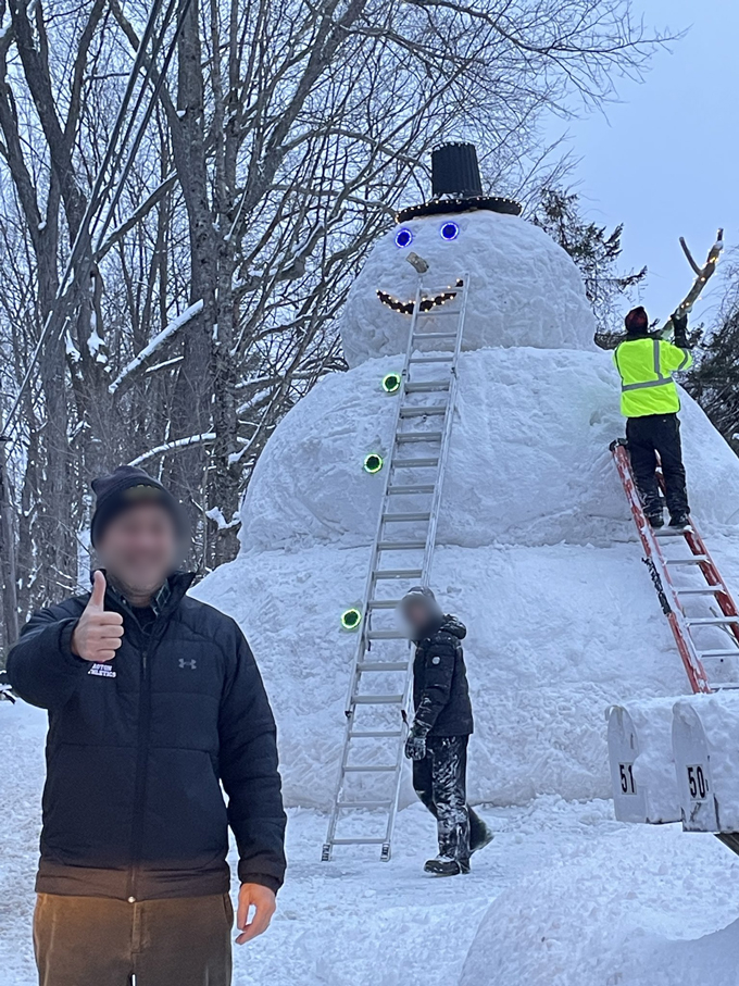 2살 딸을 둔 아빠가 집 앞에 만든 초대형 눈사람이 폭설 이후 7m 높이로 커져 지역 명물이 됐다. 사진은 지역 주민이 눈사람 '파커'를 찾아 찍은 사진. /사진=엑스(X·옛 트위터)