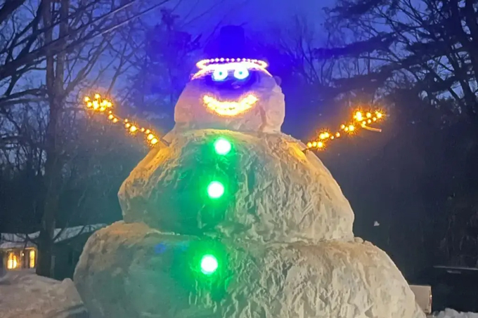 2살 딸을 둔 아빠가 집 앞에 만든 초대형 눈사람이 폭설 이후 7m 높이로 커져 지역 명물이 됐다. /사진=미국 뉴욕포스트(에릭 알레루드 제공)
