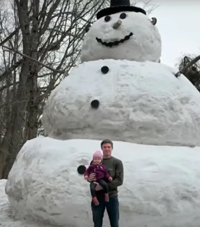 2살 딸을 둔 아빠가 집 앞에 만든 초대형 눈사람이 폭설 이후 7m 높이로 커져 지역 명물이 됐다. 사진은 아빠 에릭 알레루드와 그의 딸 에머슨의 모습. /사진=미국 뉴욕포스트(에릭 알레루드 제공)