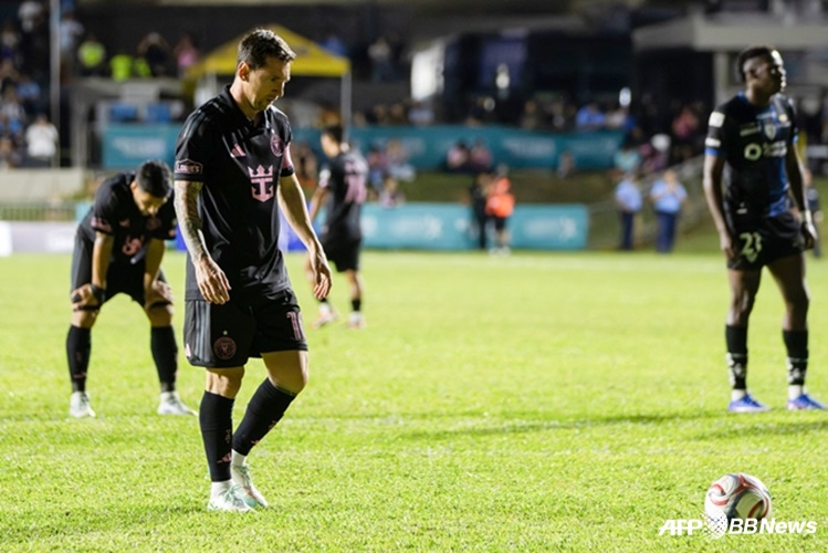 리오넬 메시(왼쪽)가 페널티킥을 준비하고 있다. /AFPBBNews=뉴스1
