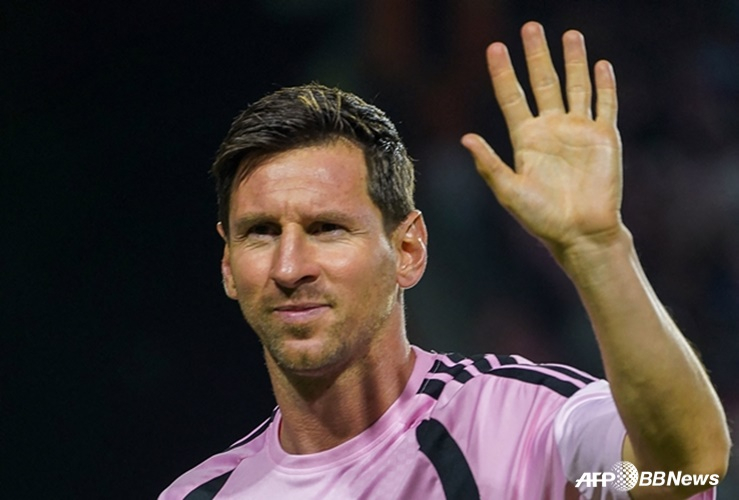 팬들에게 인사하는 리오넬 메시. /AFPBBNews=뉴스1